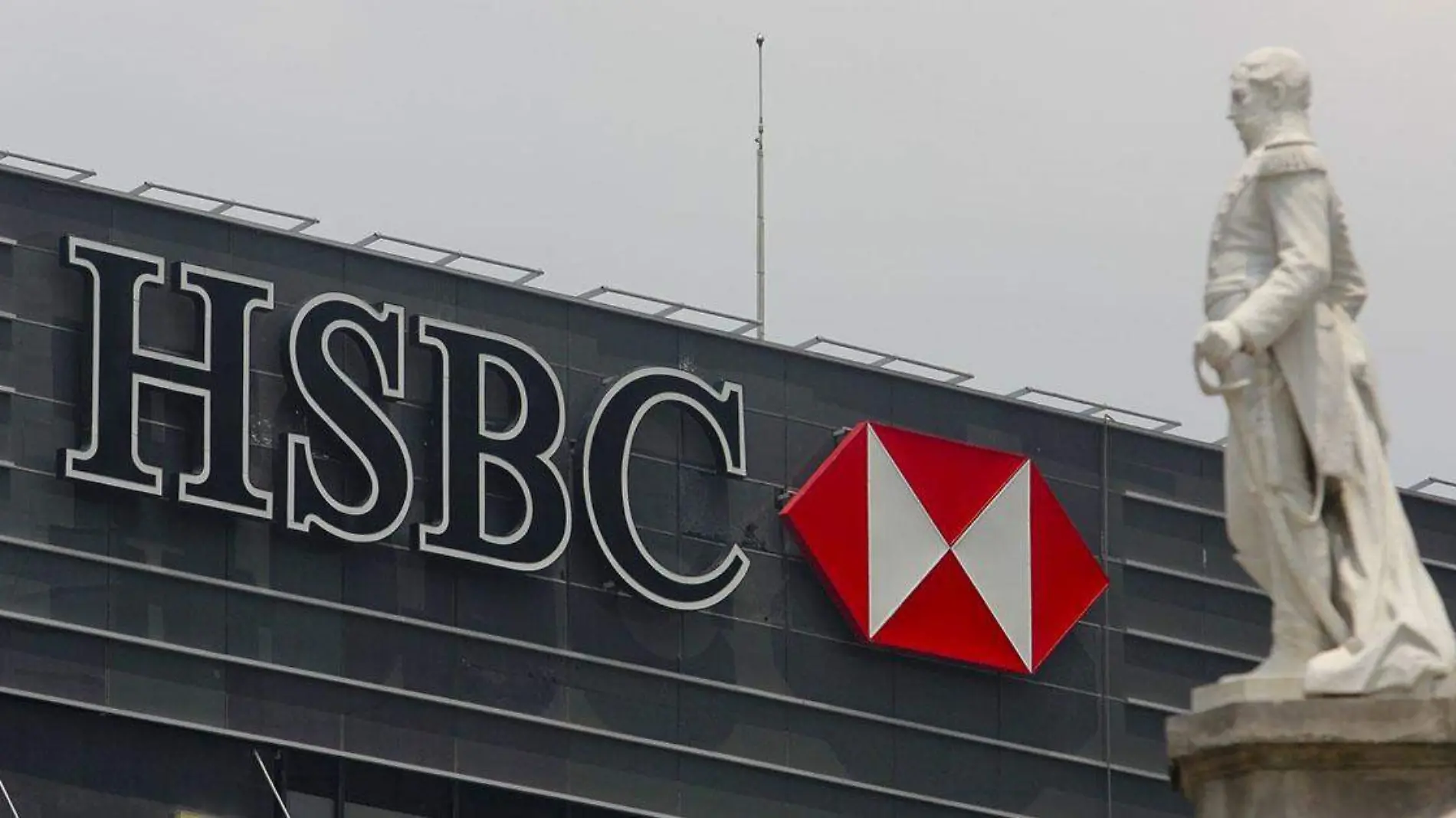 El anuncio de HSBC de suspender sus servicios durante este fin de semana para un mantenimiento de sus sistemas ha puesto en jaque a sus usuarios